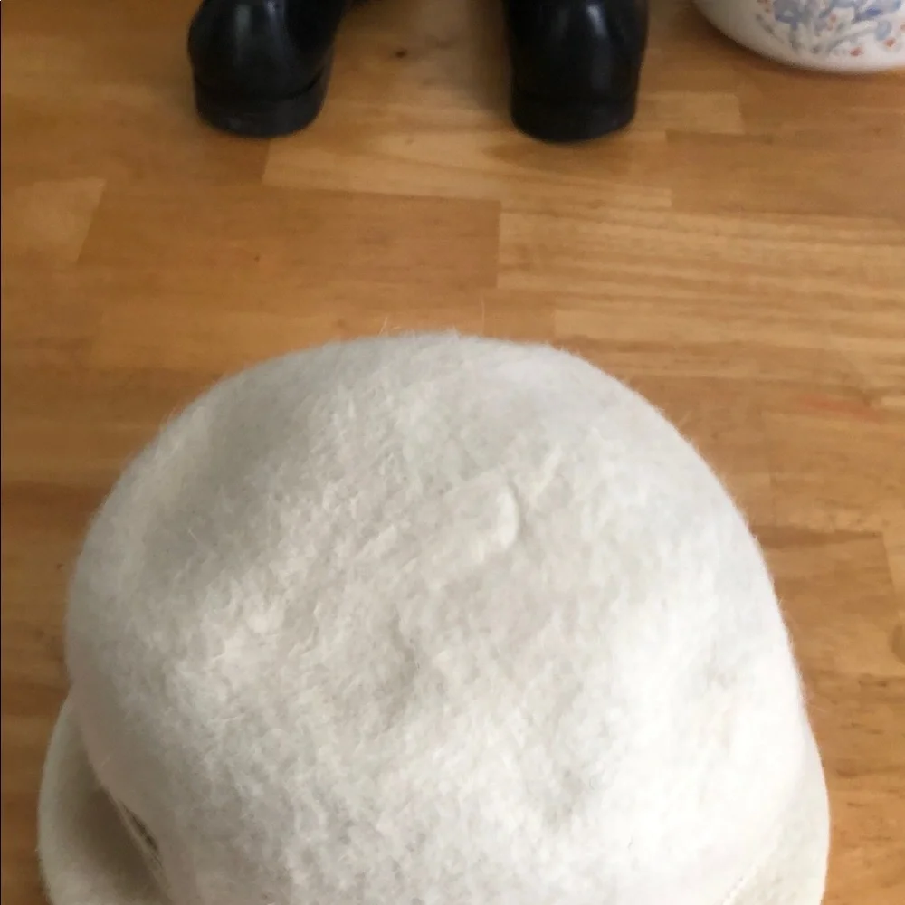 Woman’s Arrogate rare VTG 100% rabbit fur White bucket Hat with Floral band.
